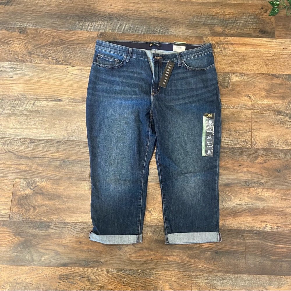 NWT! Lee Flex Motion Regular Fit Jean Capris size 18